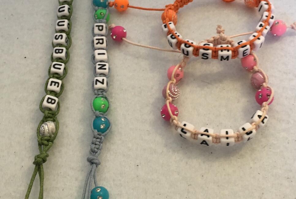 Eigenes Armb&auml;ndeli oder Schl&uuml;sselanh&auml;nger kn&uuml;pfen
