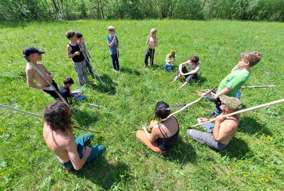 Kinder im Kreis auf der Wiese