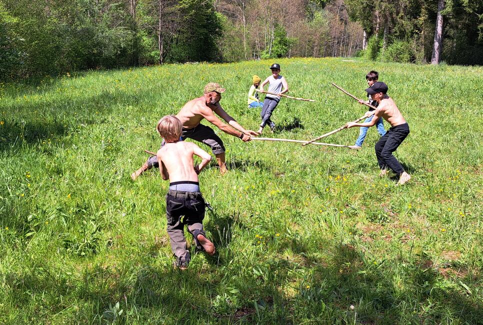 Spielerisch k&auml;mpfen mit Stock