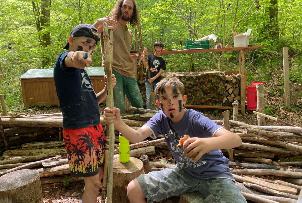 Kinder als J&auml;ger im Wald