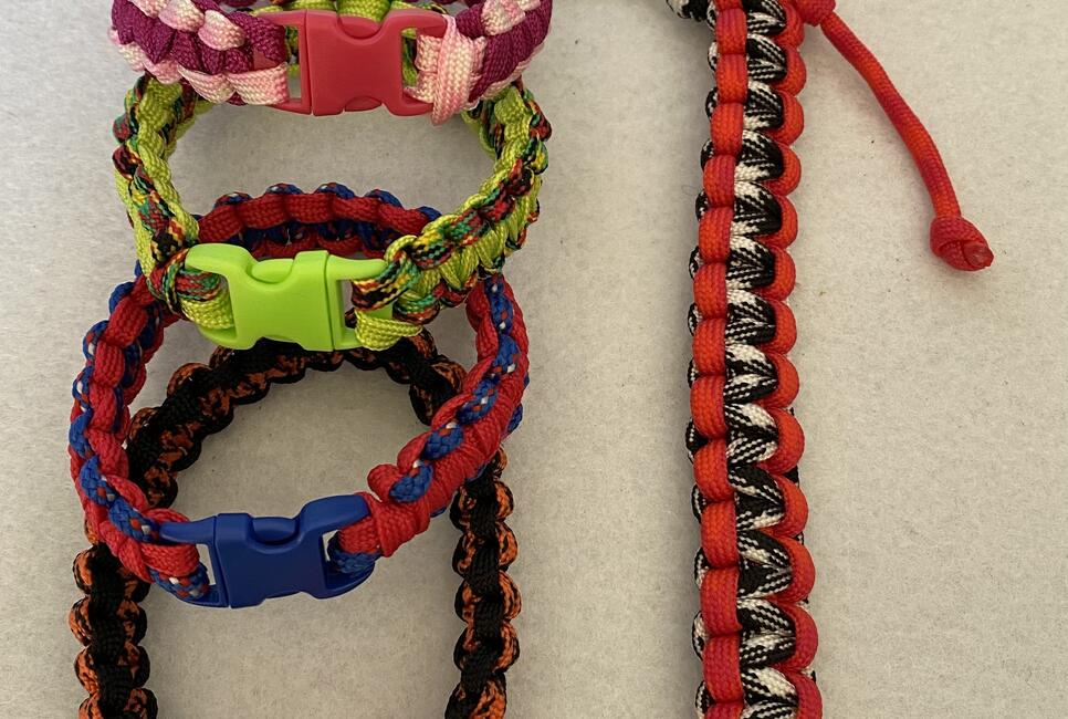 Paracord Armbänder und Schlüsselanhänger