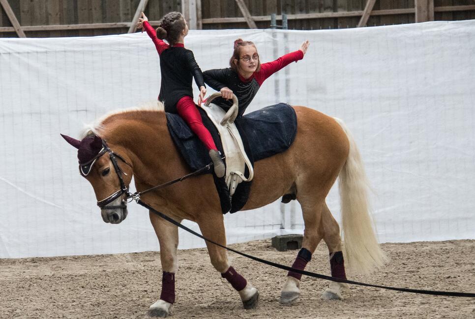 Akrobatik auf dem Pferd