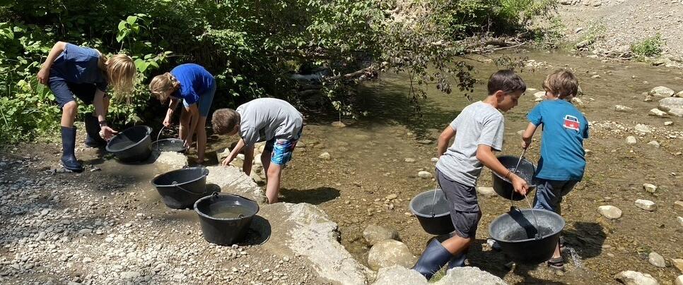 Goldwaschen im Bach