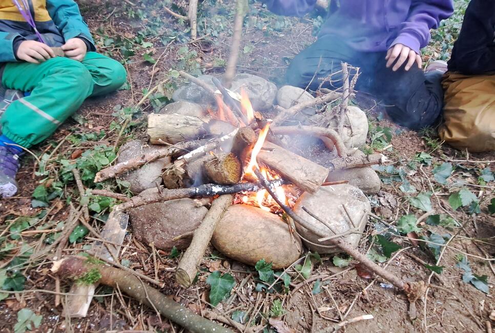 Feuer machen im Wald
