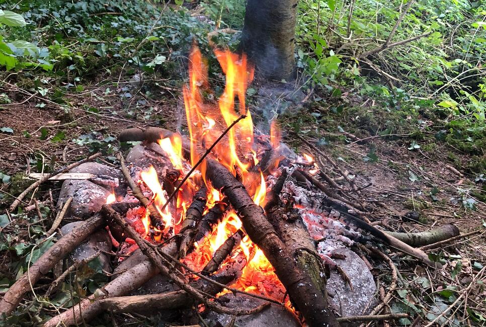 Auf dem eigene Feuer kochen