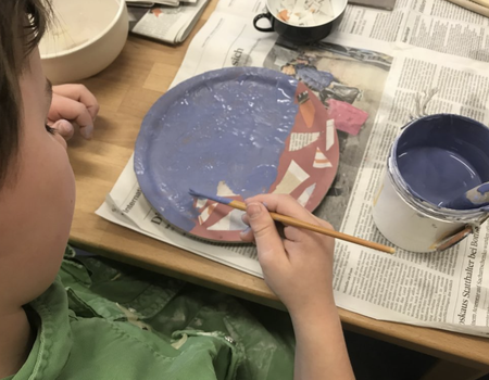 Familientöpfern: Gemeinsam eine kunstvolle Schale gestalten.