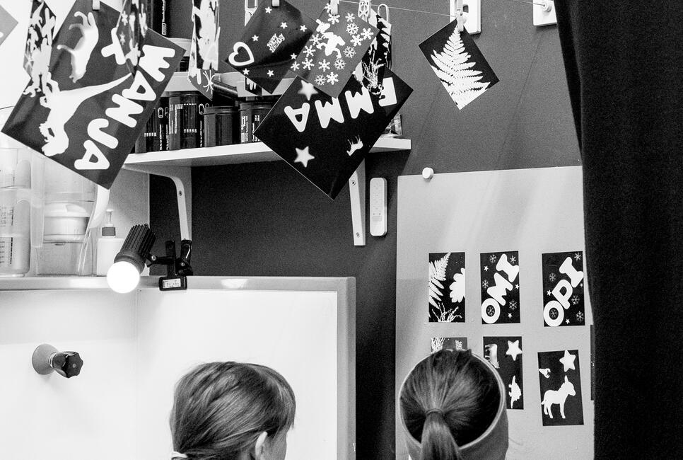 Schwarz-Weiss Magie: Fotogramme in der Dunkelkammer