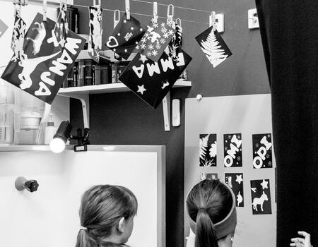 Schwarz-Weiss Magie: Fotogramme in der Dunkelkammer